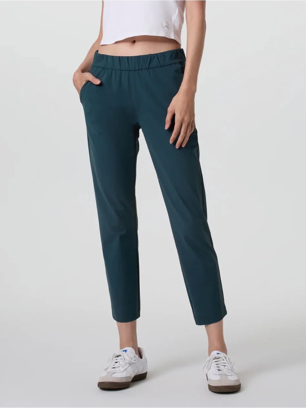 Vuori Miles ankle pants, emerald /moss color. Luxury material.. sz. M. Like new